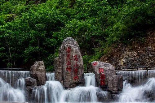 女主播红毯颜值抗打，YY盛典晚会效果获好评，浅蓝兰梦莎再度加冕